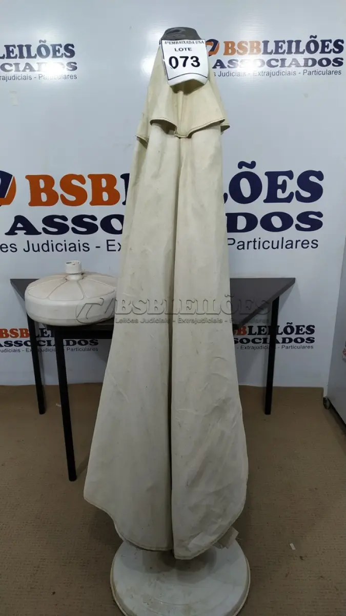 LOTE 073 - 01 GUARDA SOL (UMBRELLA). (NO ESTADO EM QUE SE ENCONTRA. SUJEITO A AVARIAS OCULTAS/VISÍVEIS.) BH1679Y