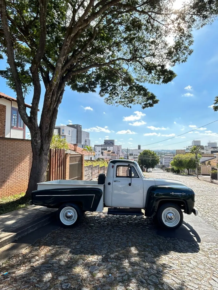 01 CHEVROLET BRASIL 1958, UM CLÁSSICO VERDE EM ESTADO ORIGINAL! EQUIPADO COM MOTOR 6 CILINDROS, ESTE ÍCONE AUTOMOTIVO COMBINA ELEGÂNCIA RETRÔ COM ROBUSTEZ. CONSERVADO COM DETALHES AUTÊNTICOS, É PERFEITO PARA COLECIONADORES E AMANTES DE CARROS VINTAGE. NÃO PERCA A CHANCE DE POSSUIR UM PEDAÇO DA HISTÓRIA! (NO ESTADO) (VISITAÇÃO E RETIRADA EM DIVINÓPOLIS-MG) (AGENDAR)