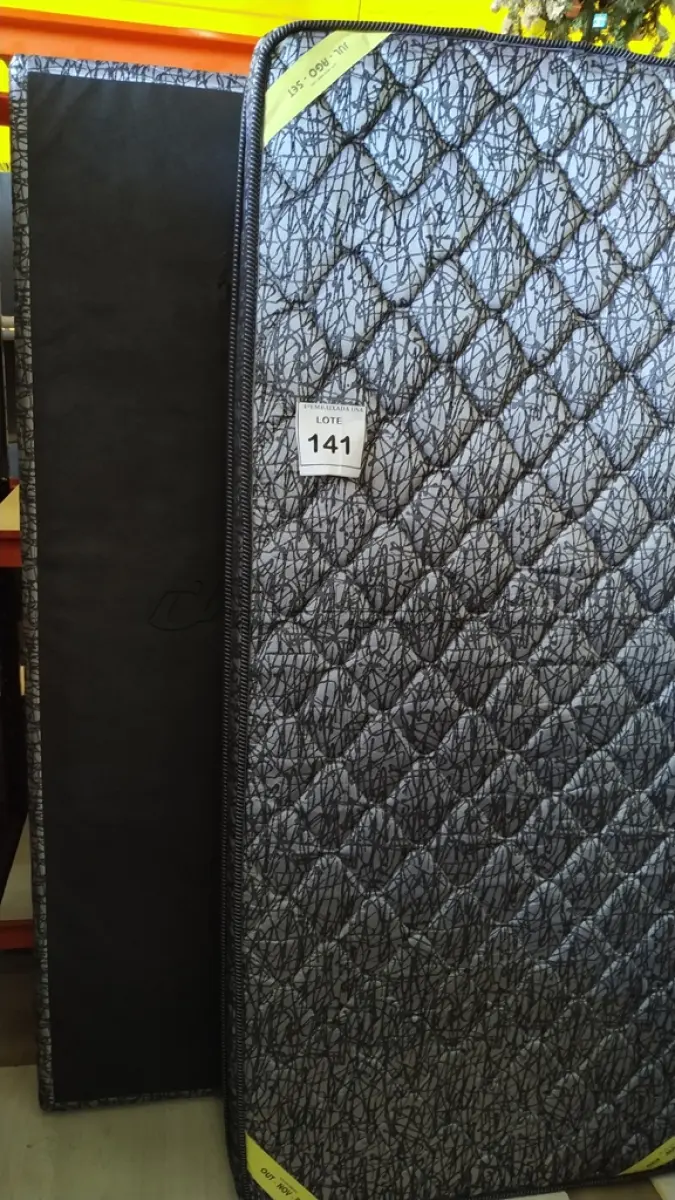 LOTE 141 - 01 COLCHÃO SOLTEIRO COM BASE. (NO ESTADO EM QUE SE ENCONTRA. SUJEITO A AVARIAS OCULTAS/VISÍVEIS.) BJ7215V