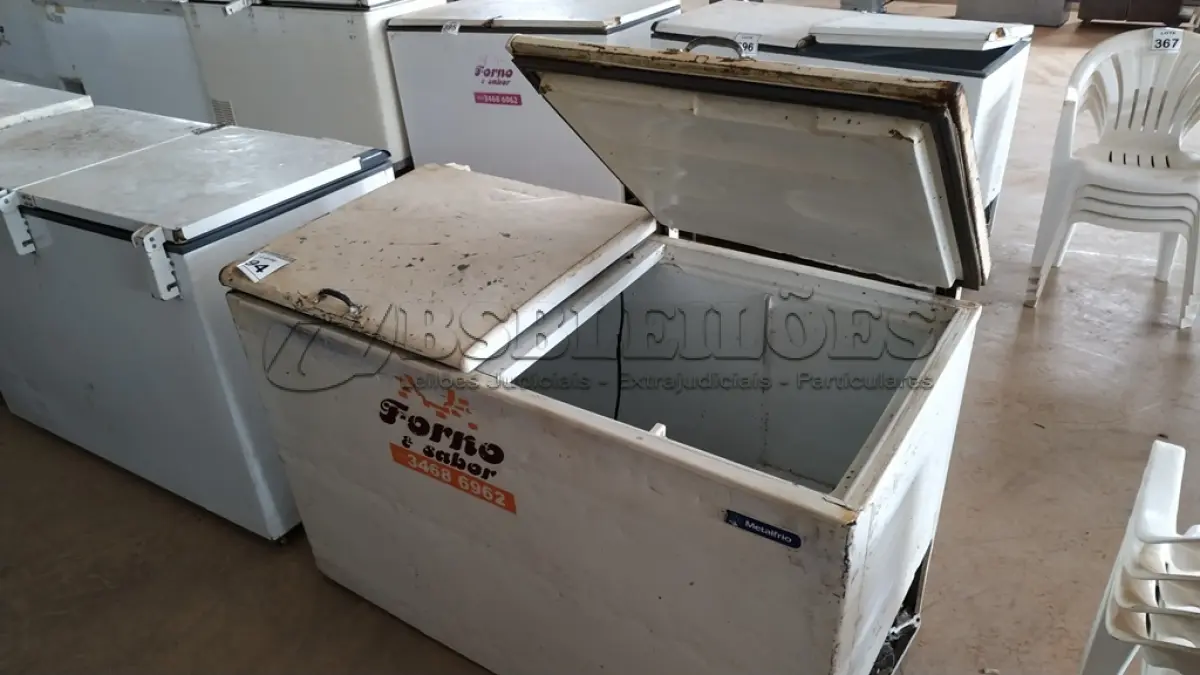 LOTE 394 - 01 FREEZER HORIZONTAL DUAS TAMPAS. (NO ESTADO) ATENÇÃO! FAZER A VISITAÇÃO ANTES DE ARREMATAR, NÃO SABEMOS SE FUNCIONA. LEILÃO NÃO TEM GARANTIA E NEM DEVOLUÇÃO, SUJEITO A POSSÍVEIS AVARIAS VISÍVEIS/OCULTAS E/OU AUSÊNCIA DE COMPONENTES.