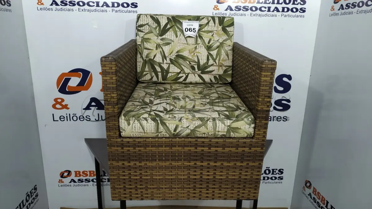 LOTE 065 - 01 POLTRONA DE JARDIM. (NO ESTADO EM QUE SE ENCONTRA. SUJEITO A AVARIAS OCULTAS/VISÍVEIS.) BF8656W