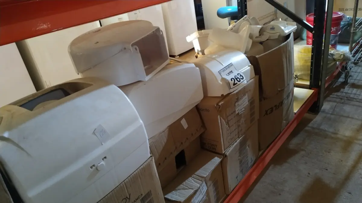 01 LOTE COM GRANDE QUANTIDADE DE DISPENSES PARA PAPEL E SABÃO. (NO ESTADO) ATENÇÃO! FAZER A VISITAÇÃO ANTES DE ARREMATAR, NÃO SABEMOS SE FUNCIONA. LEILÃO NÃO TEM GARANTIA E NEM DEVOLUÇÃO, SUJEITO A POSSÍVEIS AVARIAS VISÍVEIS/OCULTAS E/OU AUSÊNCIA DE COMPONENTES.