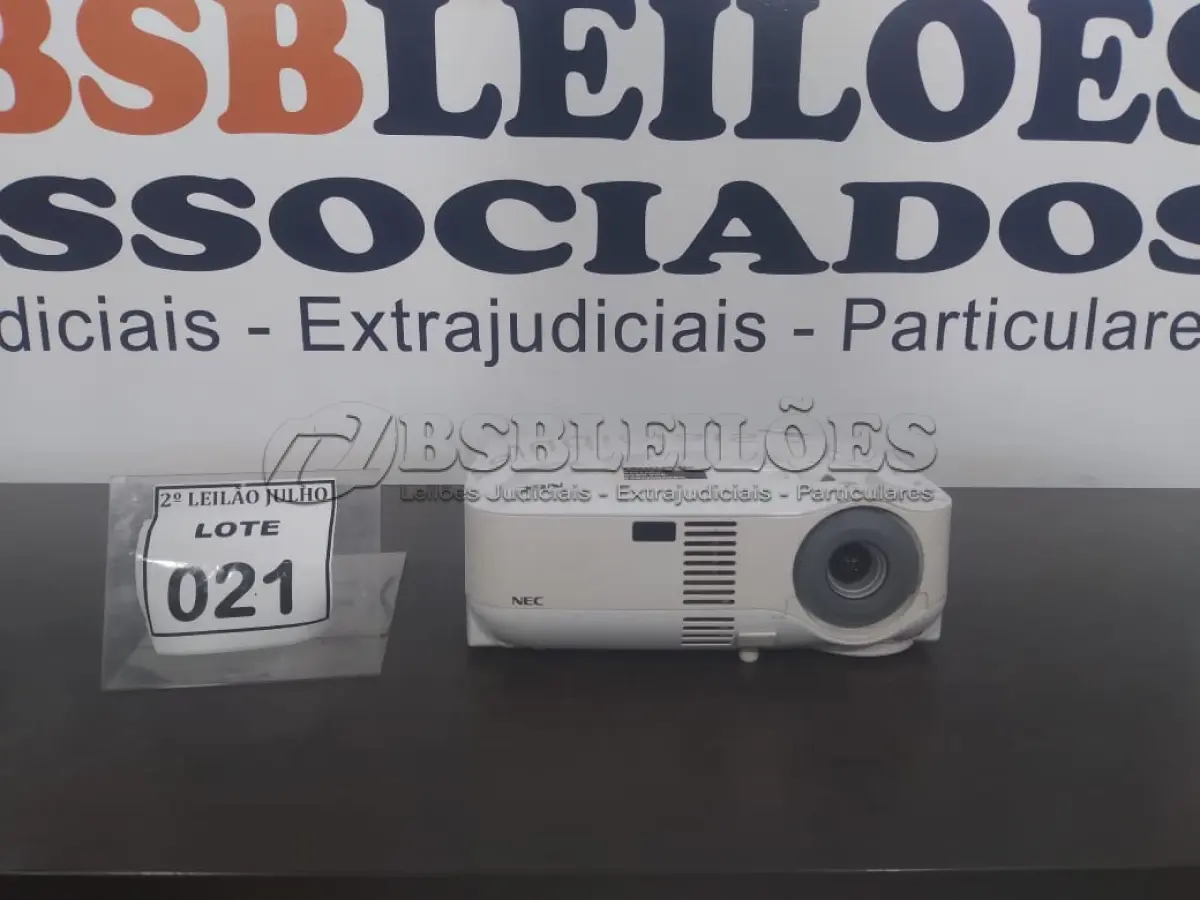 LOTE 021 - 01 PROJETOR MARCA NEC. (NO ESTADO) ATENÇÃO! FAZER A VISITAÇÃO ANTES DE ARREMATAR, NÃO SABEMOS SE FUNCIONA. LEILÃO NÃO TEM GARANTIA E NEM DEVOLUÇÃO, SUJEITO A POSSÍVEIS AVARIAS VISÍVEIS/OCULTAS E/OU AUSÊNCIA DE COMPONENTES.
