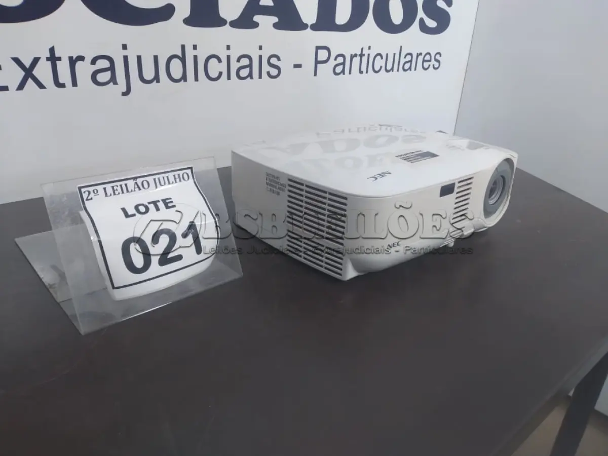 LOTE 021 - 01 PROJETOR MARCA NEC. (NO ESTADO) ATENÇÃO! FAZER A VISITAÇÃO ANTES DE ARREMATAR, NÃO SABEMOS SE FUNCIONA. LEILÃO NÃO TEM GARANTIA E NEM DEVOLUÇÃO, SUJEITO A POSSÍVEIS AVARIAS VISÍVEIS/OCULTAS E/OU AUSÊNCIA DE COMPONENTES.