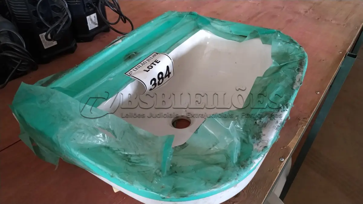 LOTE 384 - 01 LAVATÓRIO PARA BANHEIRO.  (NO ESTADO) ATENÇÃO! FAZER A VISITAÇÃO ANTES DE ARREMATAR, NÃO SABEMOS SE FUNCIONA. LEILÃO NÃO TEM GARANTIA E NEM DEVOLUÇÃO, SUJEITO A POSSÍVEIS AVARIAS VISÍVEIS/OCULTAS E/OU AUSÊNCIA DE COMPONENTES.