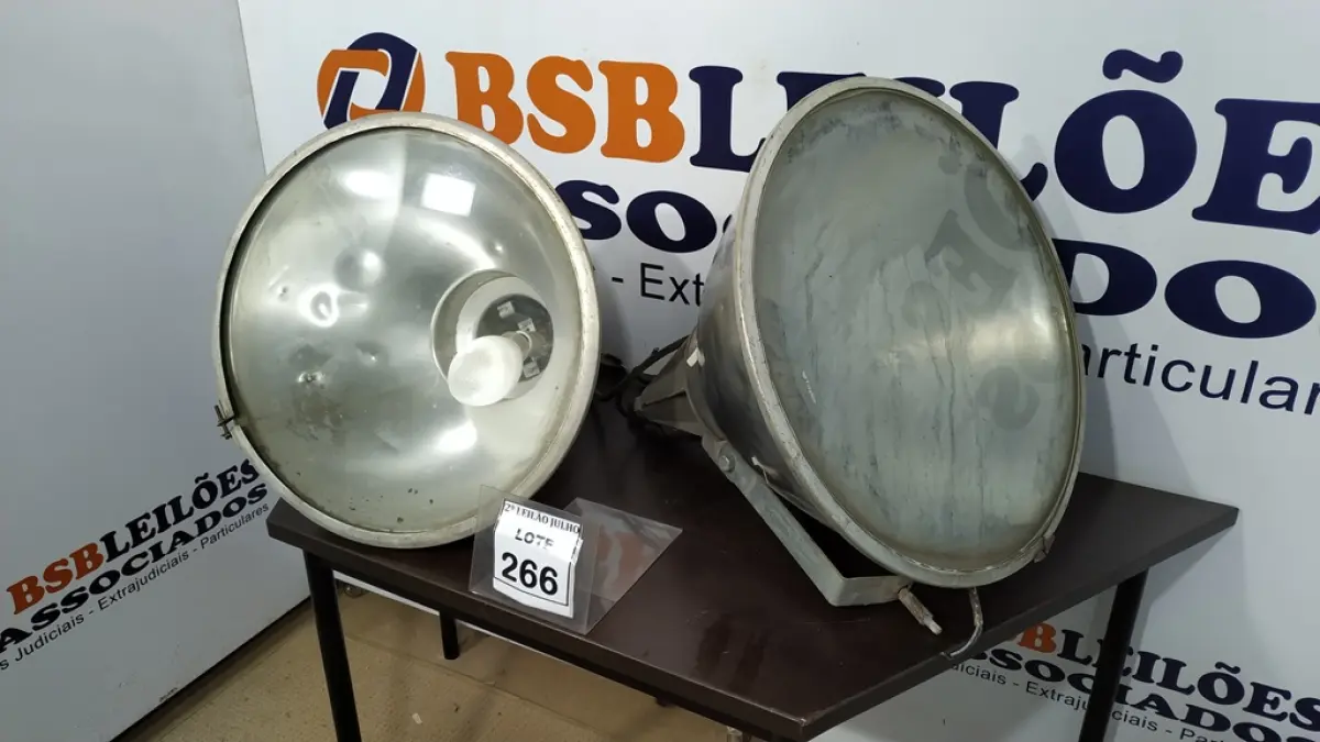 02 LUMINÁRIAS PARA GALPÃO.  (NO ESTADO) ATENÇÃO! FAZER A VISITAÇÃO ANTES DE ARREMATAR, NÃO SABEMOS SE FUNCIONA. LEILÃO NÃO TEM GARANTIA E NEM DEVOLUÇÃO, SUJEITO A POSSÍVEIS AVARIAS VISÍVEIS/OCULTAS E/OU AUSÊNCIA DE COMPONENTES.