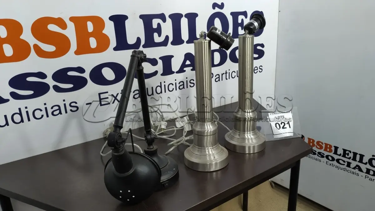 LOTE 021 - 03 ABAJURES DE MESA. (NO ESTADO EM QUE SE ENCONTRA. SUJEITO A AVARIAS OCULTAS/VISÍVEIS.) AU2174J, BJ7197K, AU2127W