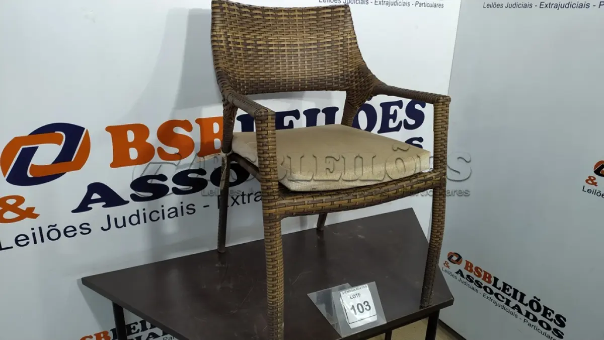 LOTE 103 - 01 CADEIRA DE JARDIM. (NO ESTADO EM QUE SE ENCONTRA. SUJEITO A AVARIAS OCULTAS/VISÍVEIS.) BF8658B