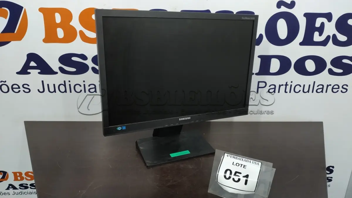LOTE 051 - 01 MONITOR SAMSUNG. (NO ESTADO EM QUE SE ENCONTRA. SUJEITO A AVARIAS OCULTAS/VISÍVEIS.)  AV9700W