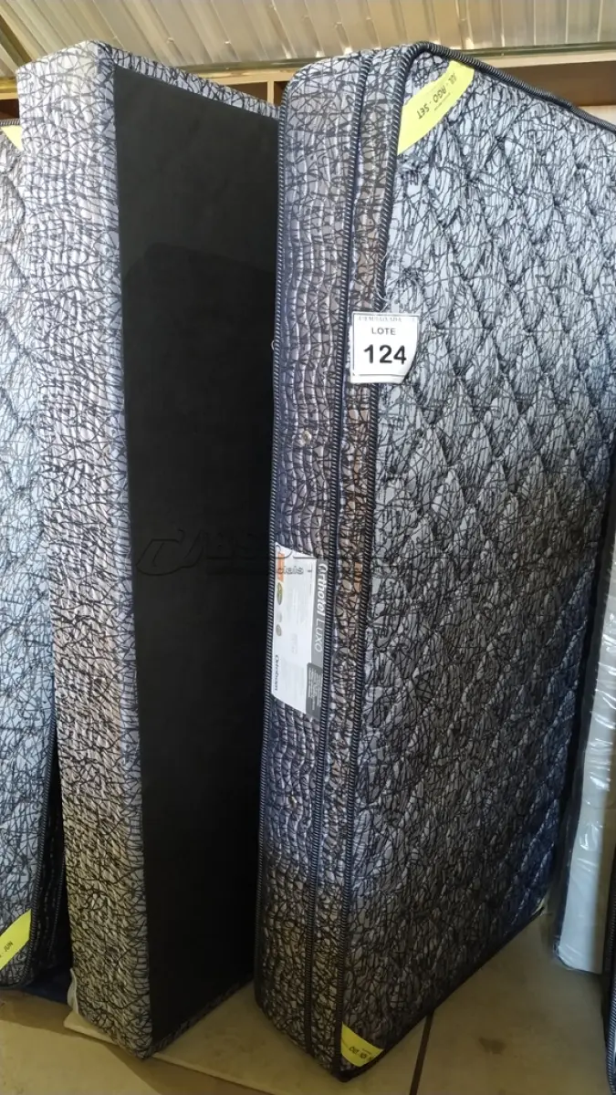 LOTE 124 - 01 COLCHÃO SOLTEIRO COM BASE. (NO ESTADO EM QUE SE ENCONTRA. SUJEITO A AVARIAS OCULTAS/VISÍVEIS.) BJ7221M