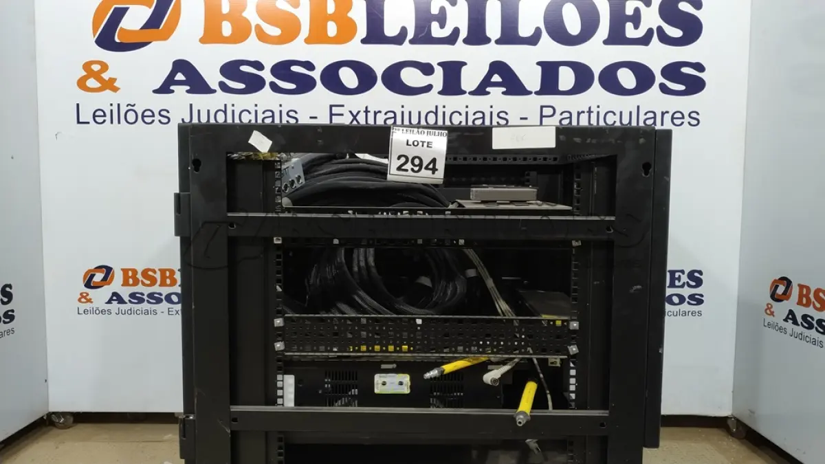 LOTE 294 - 01 RACK DE SERVIDOR DE INTERNET COM TUBULAÇÃO DE RESFRIAMENTO E ACESSÓRIOS.(NO ESTADO) ATENÇÃO! FAZER A VISITAÇÃO ANTES DE ARREMATAR, NÃO SABEMOS SE FUNCIONA. LEILÃO NÃO TEM GARANTIA E NEM DEVOLUÇÃO, SUJEITO A POSSÍVEIS AVARIAS VISÍVEIS/OCULTAS E/OU AUSÊNCIA DE COMPONENTES.
