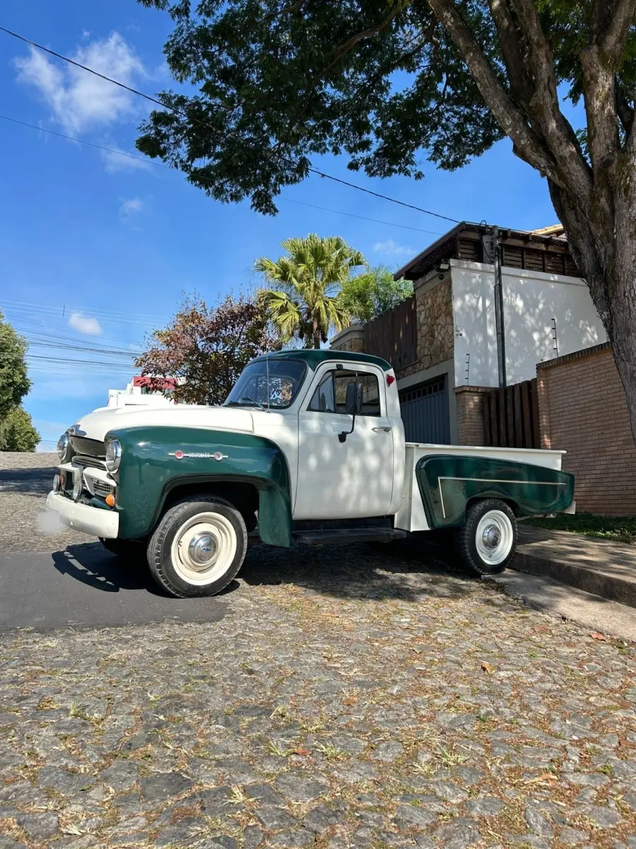01 CHEVROLET BRASIL 1958, UM CLÁSSICO VERDE EM ESTADO ORIGINAL! EQUIPADO COM MOTOR 6 CILINDROS, ESTE ÍCONE AUTOMOTIVO COMBINA ELEGÂNCIA RETRÔ COM ROBUSTEZ. CONSERVADO COM DETALHES AUTÊNTICOS, É PERFEITO PARA COLECIONADORES E AMANTES DE CARROS VINTAGE. NÃO PERCA A CHANCE DE POSSUIR UM PEDAÇO DA HISTÓRIA! (NO ESTADO) (VISITAÇÃO E RETIRADA EM DIVINÓPOLIS-MG) (AGENDAR)