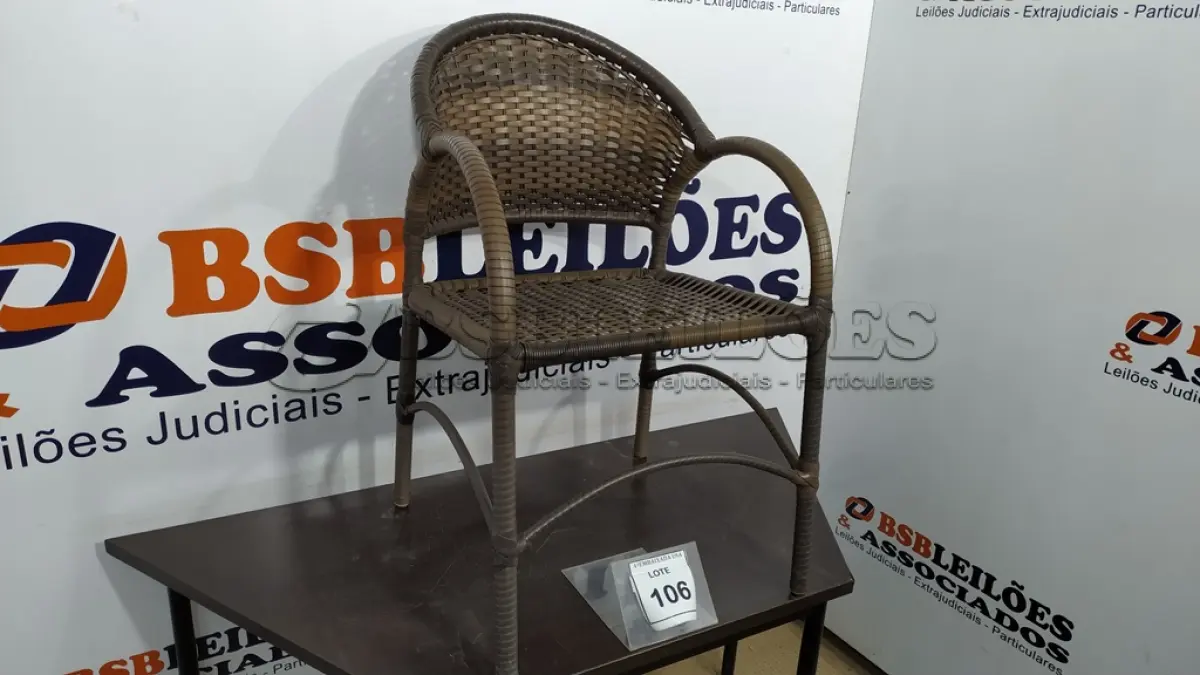 LOTE 106 - 01 CADEIRA DE JARDIM. (NO ESTADO EM QUE SE ENCONTRA. SUJEITO A AVARIAS OCULTAS/VISÍVEIS.) AV9404Y