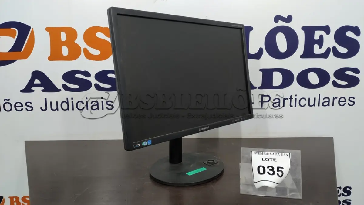 LOTE 035 - 01 MONITOR. (NO ESTADO EM QUE SE ENCONTRA. SUJEITO A AVARIAS OCULTAS/VISÍVEIS.)  AV9700S
