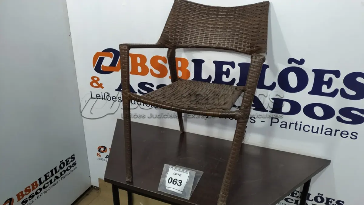 LOTE 063 - 01 CADEIRA DE JARDIM. (NO ESTADO EM QUE SE ENCONTRA. SUJEITO A AVARIAS OCULTAS/VISÍVEIS.) BH1581U