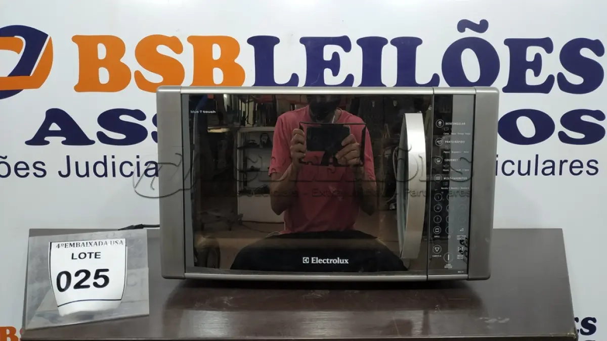 LOTE 025 - 01 MICRO-ONDAS ELECTROLUX 220V. (NO ESTADO EM QUE SE ENCONTRA. SUJEITO A AVARIAS OCULTAS/VISÍVEIS.) AV9696Y