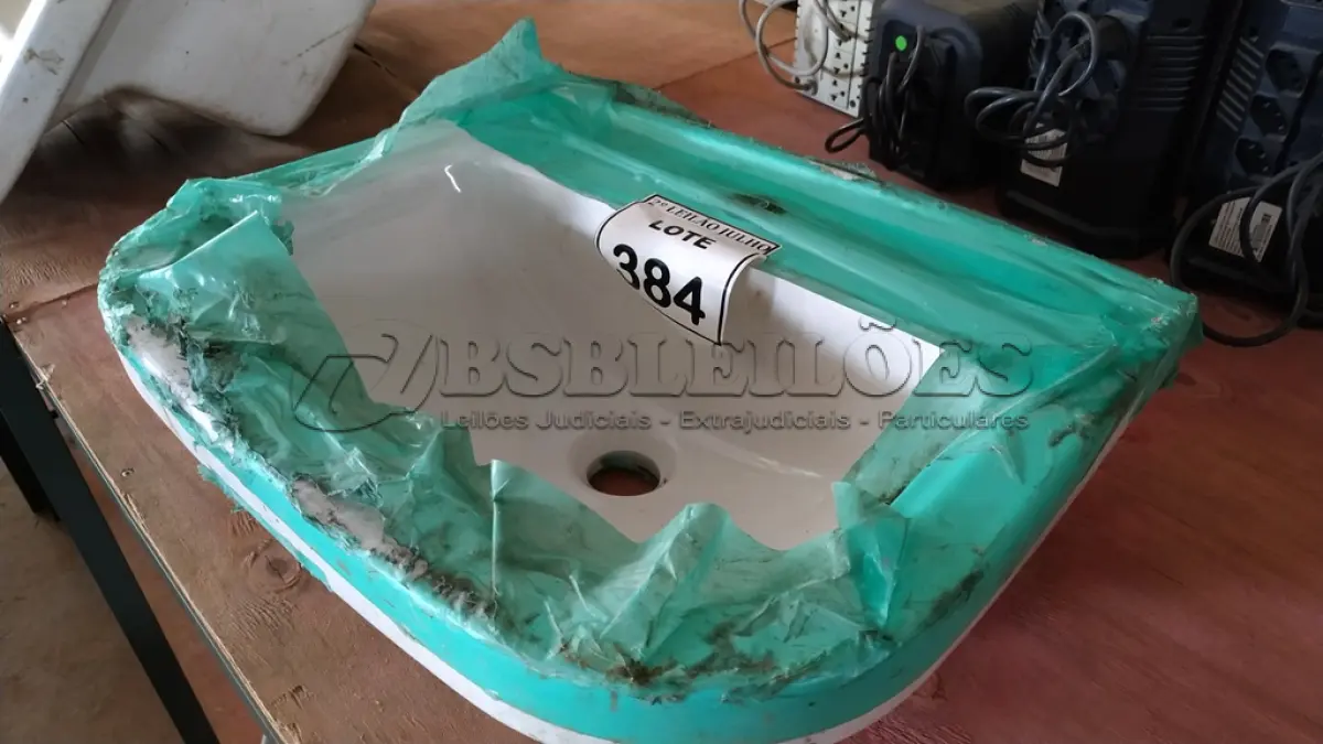 LOTE 384 - 01 LAVATÓRIO PARA BANHEIRO.  (NO ESTADO) ATENÇÃO! FAZER A VISITAÇÃO ANTES DE ARREMATAR, NÃO SABEMOS SE FUNCIONA. LEILÃO NÃO TEM GARANTIA E NEM DEVOLUÇÃO, SUJEITO A POSSÍVEIS AVARIAS VISÍVEIS/OCULTAS E/OU AUSÊNCIA DE COMPONENTES.