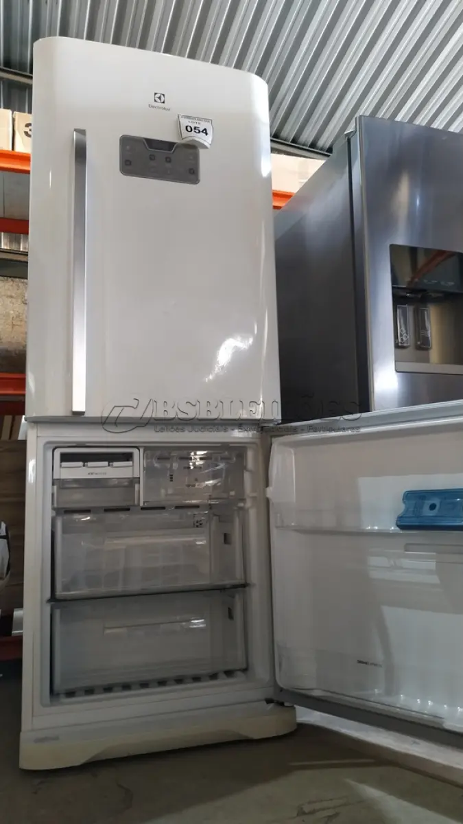 LOTE 054 - 01 GELADEIRA ELECTROLUX 220V. (NO ESTADO EM QUE SE ENCONTRA. SUJEITO A AVARIAS OCULTAS/VISÍVEIS.)  BF8677E