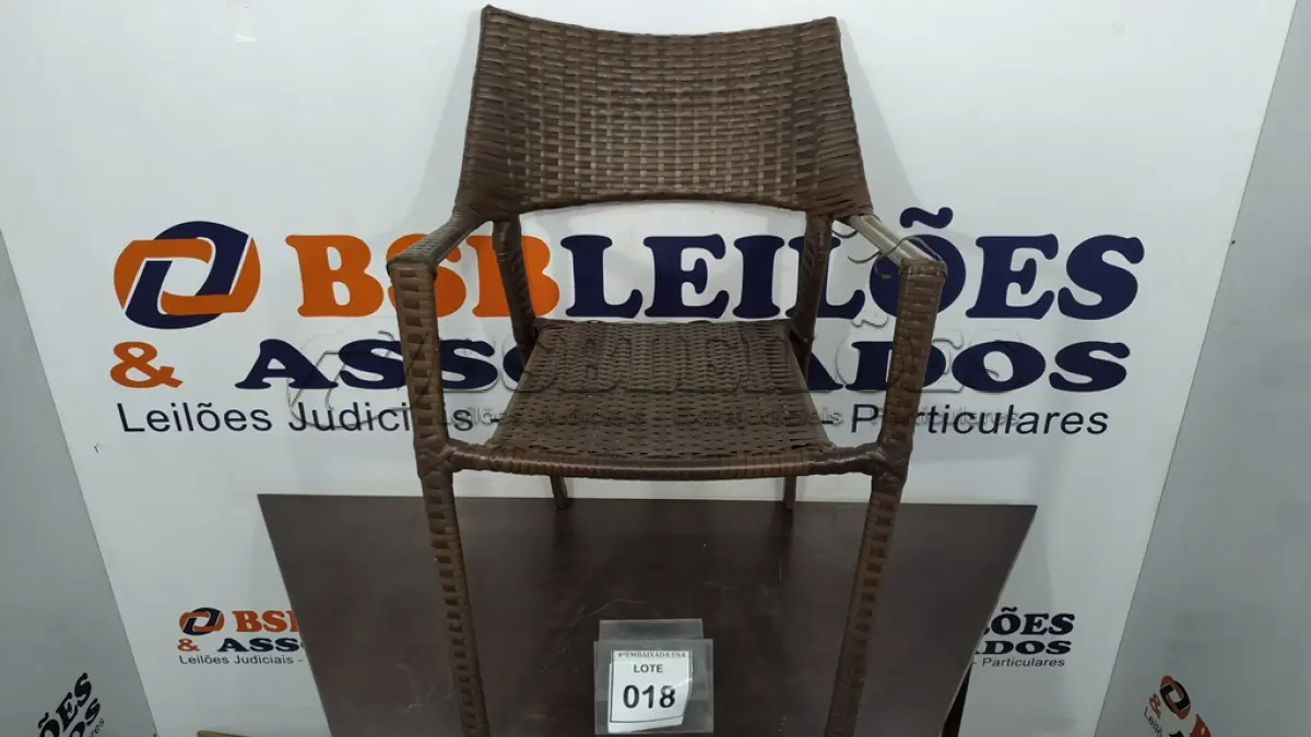 LOTE 018 - 01 CADEIRA DE JARDIM. (NO ESTADO EM QUE SE ENCONTRA. SUJEITO A AVARIAS OCULTAS/VISÍVEIS.) BJ7373U