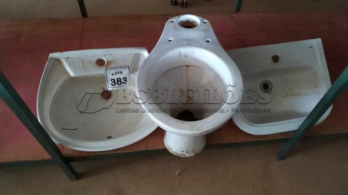 LOTE 383 - 02 LAVATÓRIOS PARA BANHEIRO E 01 VASO SANITÁRIO. (NO ESTADO) ATENÇÃO! FAZER A VISITAÇÃO ANTES DE ARREMATAR, NÃO SABEMOS SE FUNCIONA. LEILÃO NÃO TEM GARANTIA E NEM DEVOLUÇÃO, SUJEITO A POSSÍVEIS AVARIAS VISÍVEIS/OCULTAS E/OU AUSÊNCIA DE COMPONENTES.
