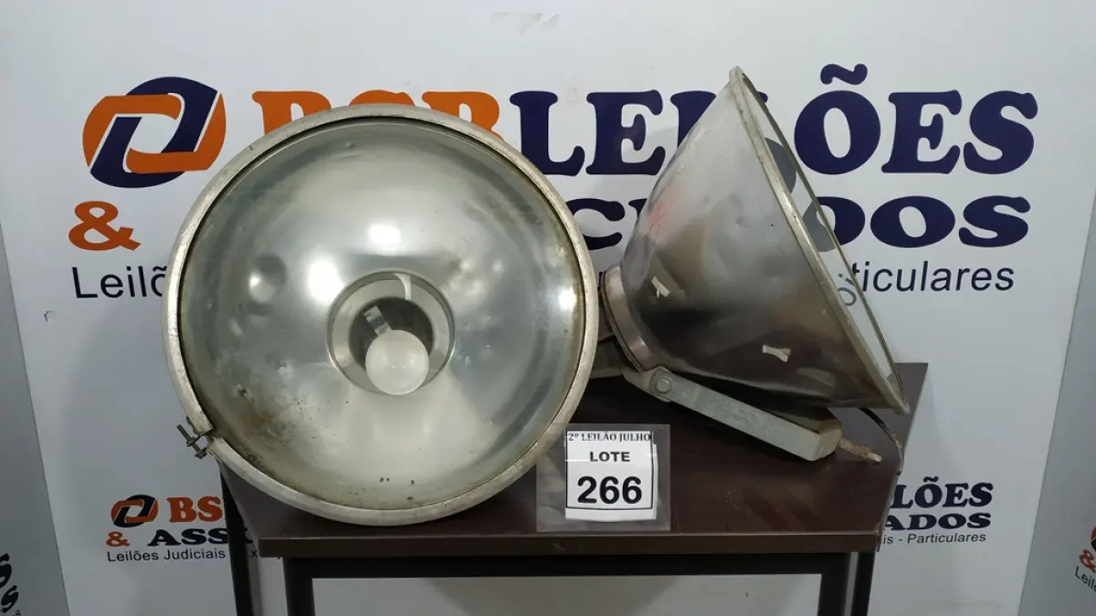 02 LUMINÁRIAS PARA GALPÃO.  (NO ESTADO) ATENÇÃO! FAZER A VISITAÇÃO ANTES DE ARREMATAR, NÃO SABEMOS SE FUNCIONA. LEILÃO NÃO TEM GARANTIA E NEM DEVOLUÇÃO, SUJEITO A POSSÍVEIS AVARIAS VISÍVEIS/OCULTAS E/OU AUSÊNCIA DE COMPONENTES.