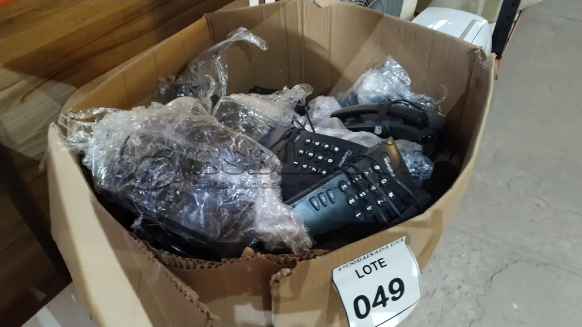 LOTE 049 - 50 APARELHOS TELEFÔNICOS. (NO ESTADO EM QUE SE ENCONTRA. SUJEITO A AVARIAS OCULTAS/VISÍVEIS.)