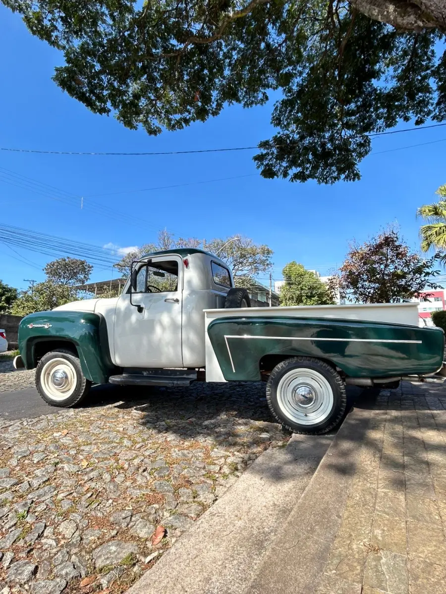 01 CHEVROLET BRASIL 1958, UM CLÁSSICO VERDE EM ESTADO ORIGINAL! EQUIPADO COM MOTOR 6 CILINDROS, ESTE ÍCONE AUTOMOTIVO COMBINA ELEGÂNCIA RETRÔ COM ROBUSTEZ. CONSERVADO COM DETALHES AUTÊNTICOS, É PERFEITO PARA COLECIONADORES E AMANTES DE CARROS VINTAGE. NÃO PERCA A CHANCE DE POSSUIR UM PEDAÇO DA HISTÓRIA! (NO ESTADO) (VISITAÇÃO E RETIRADA EM DIVINÓPOLIS-MG) (AGENDAR)