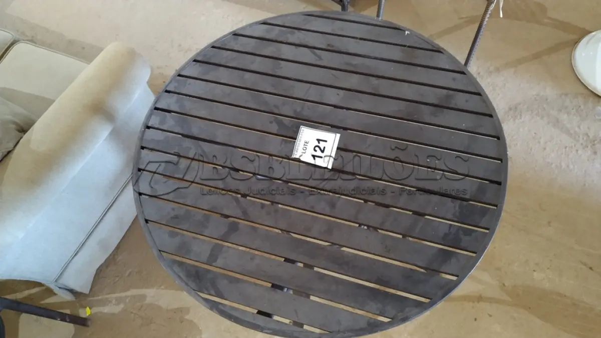 LOTE 121 - 01 MESA DE JARDIM. (NO ESTADO EM QUE SE ENCONTRA. SUJEITO A AVARIAS OCULTAS/VISÍVEIS.) AV9744F