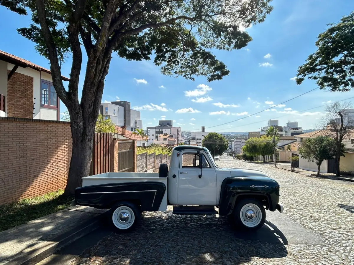 01 CHEVROLET BRASIL 1958, UM CLÁSSICO VERDE EM ESTADO ORIGINAL! EQUIPADO COM MOTOR 6 CILINDROS, ESTE ÍCONE AUTOMOTIVO COMBINA ELEGÂNCIA RETRÔ COM ROBUSTEZ. CONSERVADO COM DETALHES AUTÊNTICOS, É PERFEITO PARA COLECIONADORES E AMANTES DE CARROS VINTAGE. NÃO PERCA A CHANCE DE POSSUIR UM PEDAÇO DA HISTÓRIA! (NO ESTADO) (VISITAÇÃO E RETIRADA EM DIVINÓPOLIS-MG) (AGENDAR)
