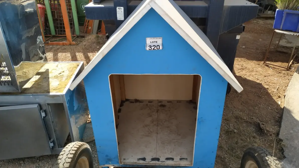 01 CASA DE CACHORRO EM MADEIRA. (NO ESTADO) ATENÇÃO! FAZER A VISITAÇÃO ANTES DE ARREMATAR, NÃO SABEMOS SE FUNCIONA. LEILÃO NÃO TEM GARANTIA E NEM DEVOLUÇÃO, SUJEITO A POSSÍVEIS AVARIAS VISÍVEIS/OCULTAS E/OU AUSÊNCIA DE COMPONENTES.