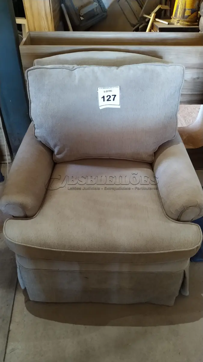 LOTE 127 - 01 POLTRONA. (NO ESTADO EM QUE SE ENCONTRA. SUJEITO A AVARIAS OCULTAS/VISÍVEIS.) AV9583M