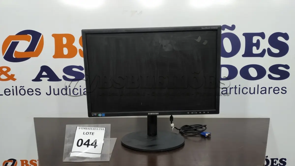 LOTE 044 - 01 MONITOR SAMSUNG. (NO ESTADO EM QUE SE ENCONTRA. SUJEITO A AVARIAS OCULTAS/VISÍVEIS.)  AV9768P