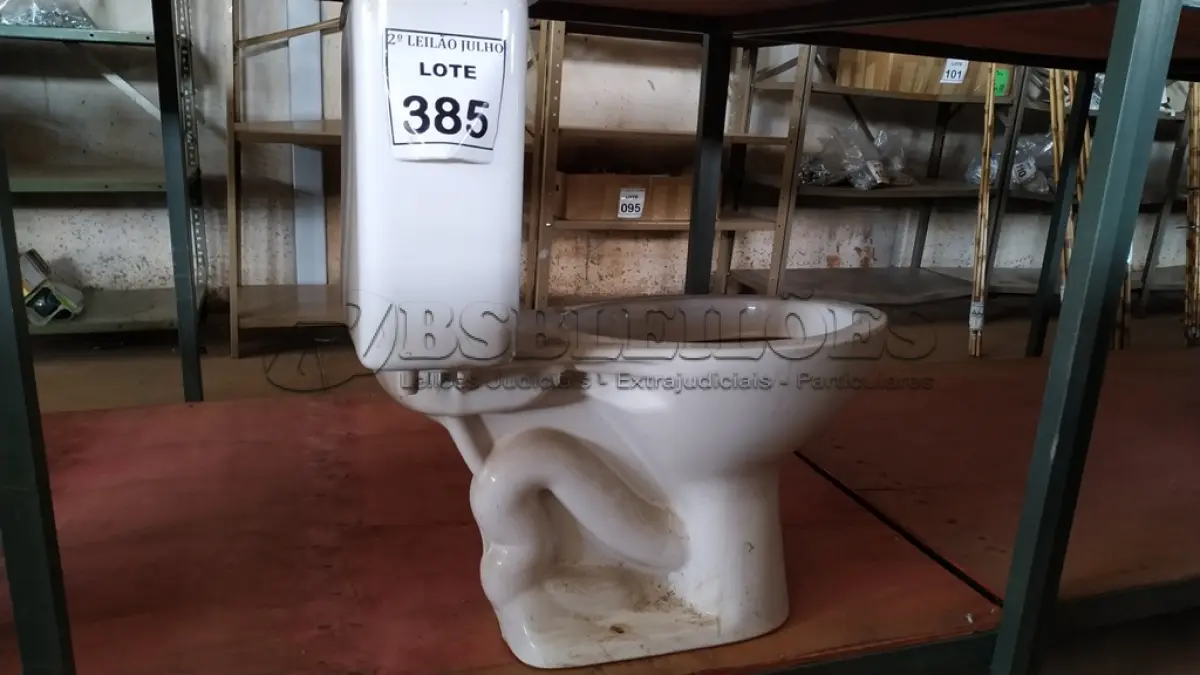 LOTE 385 - 01 VASO SANITÁRIO COM CAIXA ACOPLADA. (NO ESTADO) ATENÇÃO! FAZER A VISITAÇÃO ANTES DE ARREMATAR, NÃO SABEMOS SE FUNCIONA. LEILÃO NÃO TEM GARANTIA E NEM DEVOLUÇÃO, SUJEITO A POSSÍVEIS AVARIAS VISÍVEIS/OCULTAS E/OU AUSÊNCIA DE COMPONENTES.