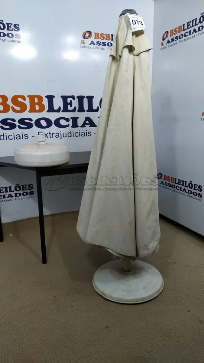 LOTE 073 - 01 GUARDA SOL (UMBRELLA). (NO ESTADO EM QUE SE ENCONTRA. SUJEITO A AVARIAS OCULTAS/VISÍVEIS.) BH1679Y
