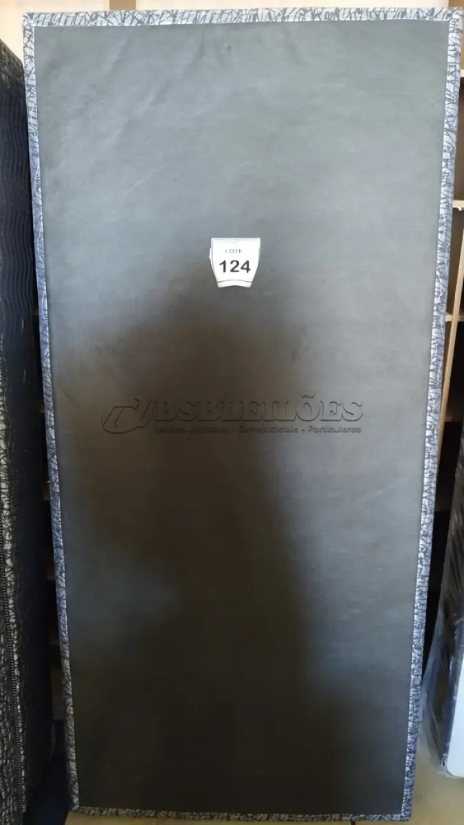 LOTE 124 - 01 COLCHÃO SOLTEIRO COM BASE. (NO ESTADO EM QUE SE ENCONTRA. SUJEITO A AVARIAS OCULTAS/VISÍVEIS.) BJ7221M