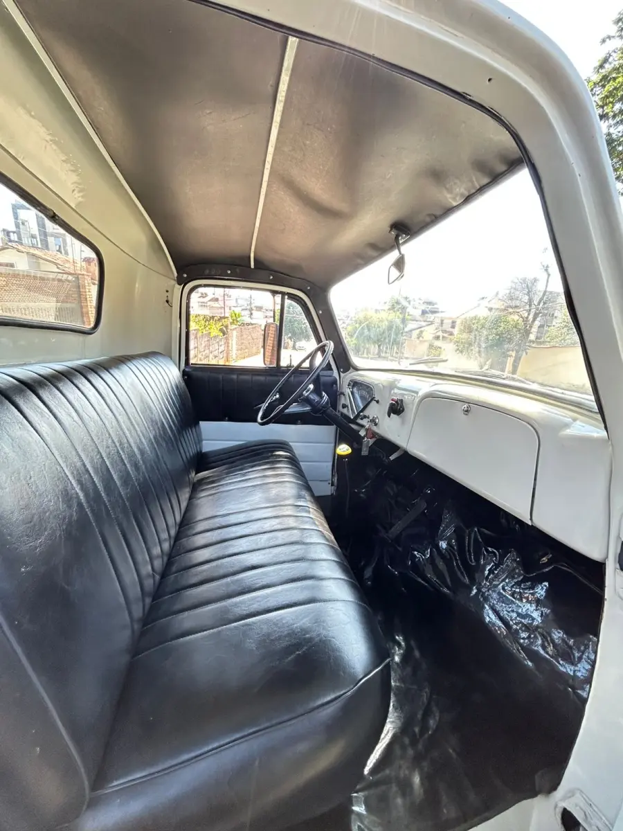 01 CHEVROLET BRASIL 1958, UM CLÁSSICO VERDE EM ESTADO ORIGINAL! EQUIPADO COM MOTOR 6 CILINDROS, ESTE ÍCONE AUTOMOTIVO COMBINA ELEGÂNCIA RETRÔ COM ROBUSTEZ. CONSERVADO COM DETALHES AUTÊNTICOS, É PERFEITO PARA COLECIONADORES E AMANTES DE CARROS VINTAGE. NÃO PERCA A CHANCE DE POSSUIR UM PEDAÇO DA HISTÓRIA! (NO ESTADO) (VISITAÇÃO E RETIRADA EM DIVINÓPOLIS-MG) (AGENDAR)