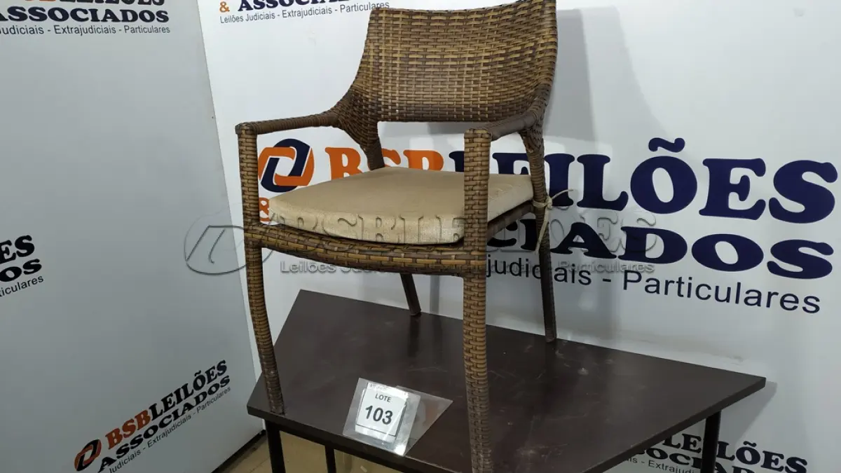 LOTE 103 - 01 CADEIRA DE JARDIM. (NO ESTADO EM QUE SE ENCONTRA. SUJEITO A AVARIAS OCULTAS/VISÍVEIS.) BF8658B