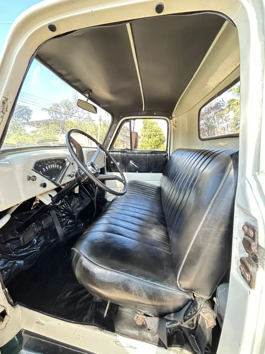 01 CHEVROLET BRASIL 1958, UM CLÁSSICO VERDE EM ESTADO ORIGINAL! EQUIPADO COM MOTOR 6 CILINDROS, ESTE ÍCONE AUTOMOTIVO COMBINA ELEGÂNCIA RETRÔ COM ROBUSTEZ. CONSERVADO COM DETALHES AUTÊNTICOS, É PERFEITO PARA COLECIONADORES E AMANTES DE CARROS VINTAGE. NÃO PERCA A CHANCE DE POSSUIR UM PEDAÇO DA HISTÓRIA! (NO ESTADO) (VISITAÇÃO E RETIRADA EM DIVINÓPOLIS-MG) (AGENDAR)