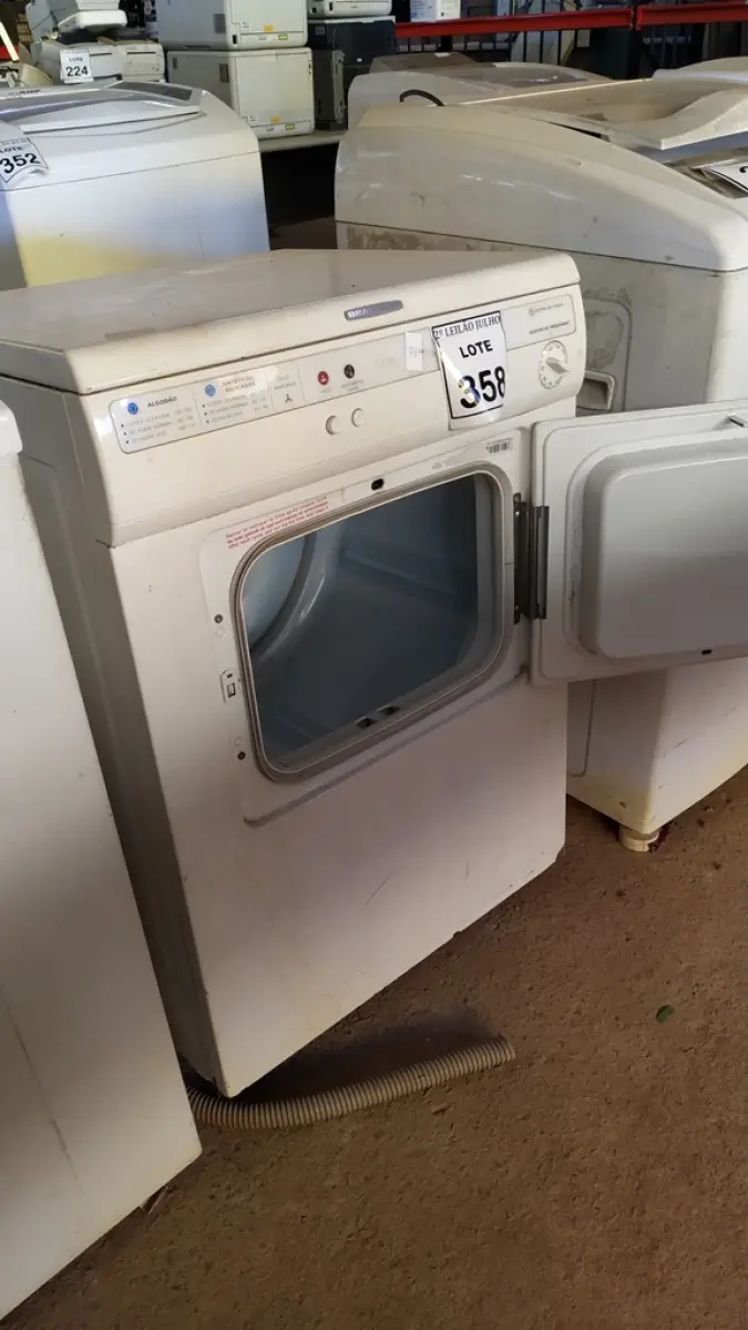 01 MÁQUINA DE LAVAR ROUPAS BRASTEMP 220V. (NO ESTADO) ATENÇÃO! FAZER A VISITAÇÃO ANTES DE ARREMATAR, NÃO SABEMOS SE FUNCIONA. LEILÃO NÃO TEM GARANTIA E NEM DEVOLUÇÃO, SUJEITO A POSSÍVEIS AVARIAS VISÍVEIS/OCULTAS E/OU AUSÊNCIA DE COMPONENTES.