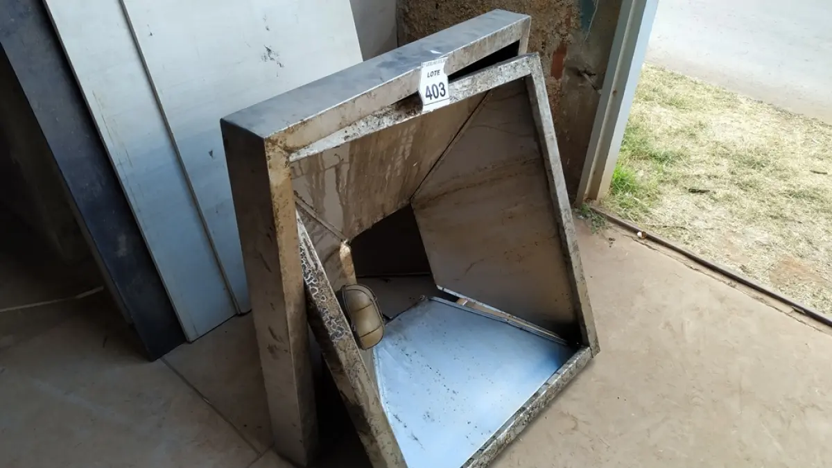 02 COIFAS EM INOX. (NO ESTADO) ATENÇÃO! FAZER A VISITAÇÃO ANTES DE ARREMATAR, NÃO SABEMOS SE FUNCIONA. LEILÃO NÃO TEM GARANTIA E NEM DEVOLUÇÃO, SUJEITO A POSSÍVEIS AVARIAS VISÍVEIS/OCULTAS E/OU AUSÊNCIA DE COMPONENTES.