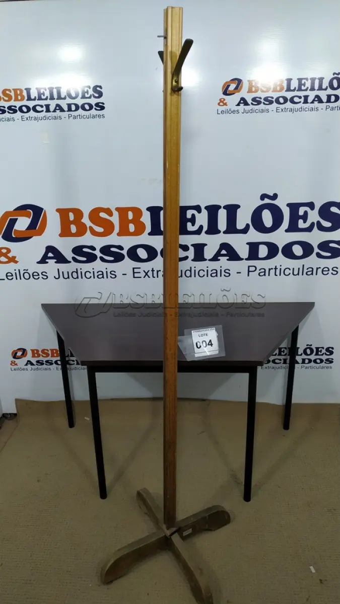 LOTE 004 - 01 CABIDEIRO EM MADEIRA. (NO ESTADO EM QUE SE ENCONTRA. SUJEITO A AVARIAS OCULTAS/VISÍVEIS.)