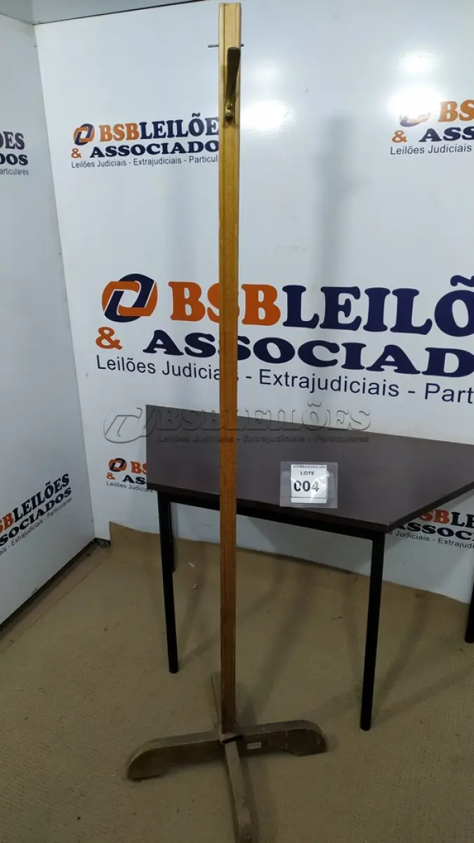 LOTE 004 - 01 CABIDEIRO EM MADEIRA. (NO ESTADO EM QUE SE ENCONTRA. SUJEITO A AVARIAS OCULTAS/VISÍVEIS.)