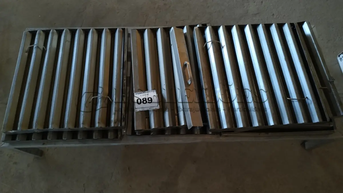 LOTE 089 - 07 TELAS PARA COIFA E 01 SUPORTE EM ALUMÍNIO PARA BALCÃO. (NO ESTADO EM QUE SE ENCONTRA. SUJEITO A AVARIAS OCULTAS/VISÍVEIS.)