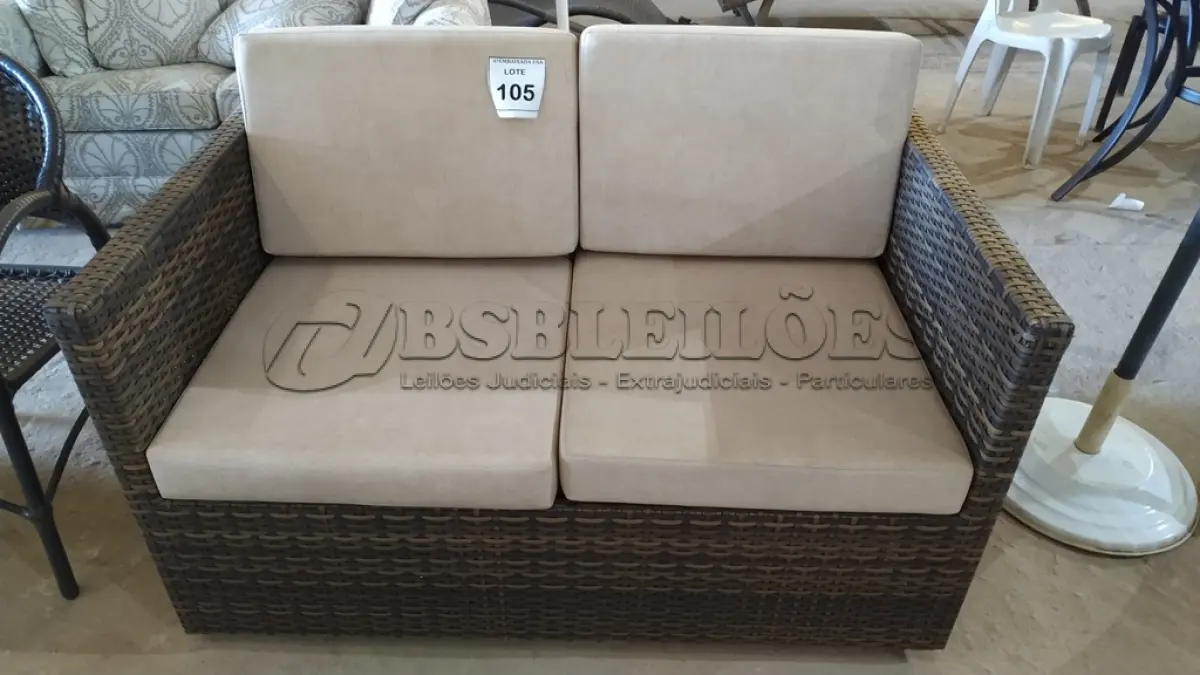 LOTE 105 - 01 SOFÁ DE JARDIM. (NO ESTADO EM QUE SE ENCONTRA. SUJEITO A AVARIAS OCULTAS/VISÍVEIS.) BF8656P