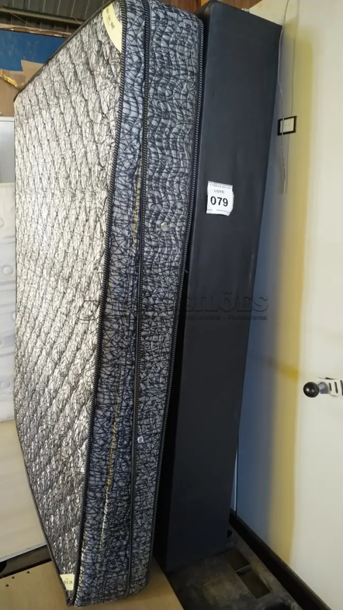 LOTE 079 - 01 COLCHÃO DE CASAL COM BASE. (NO ESTADO EM QUE SE ENCONTRA. SUJEITO A AVARIAS OCULTAS/VISÍVEIS.)  BJ7226K