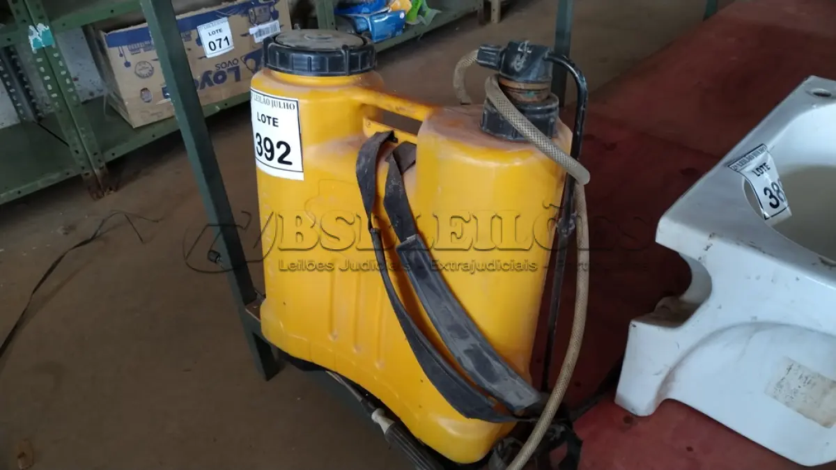 LOTE 392 - 01 PULVERIZADOR PARA VENENO. (NO ESTADO) ATENÇÃO! FAZER A VISITAÇÃO ANTES DE ARREMATAR, NÃO SABEMOS SE FUNCIONA. LEILÃO NÃO TEM GARANTIA E NEM DEVOLUÇÃO, SUJEITO A POSSÍVEIS AVARIAS VISÍVEIS/OCULTAS E/OU AUSÊNCIA DE COMPONENTES.
