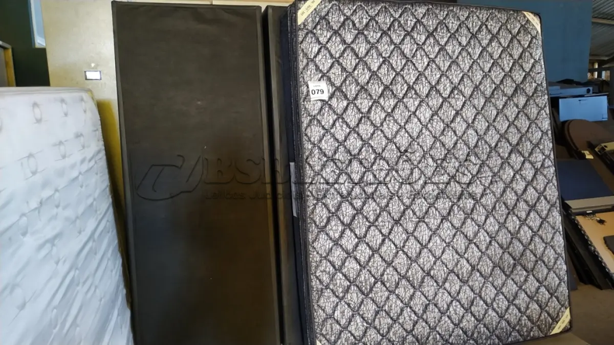LOTE 079 - 01 COLCHÃO DE CASAL COM BASE. (NO ESTADO EM QUE SE ENCONTRA. SUJEITO A AVARIAS OCULTAS/VISÍVEIS.)  BJ7226K