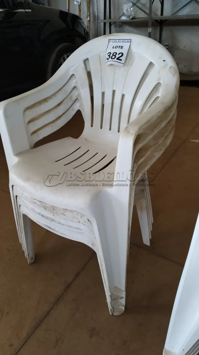 LOTE 382 - 04 CADEIRAS DE PLÁSTICO. (NO ESTADO) ATENÇÃO! FAZER A VISITAÇÃO ANTES DE ARREMATAR, NÃO SABEMOS SE FUNCIONA. LEILÃO NÃO TEM GARANTIA E NEM DEVOLUÇÃO, SUJEITO A POSSÍVEIS AVARIAS VISÍVEIS/OCULTAS E/OU AUSÊNCIA DE COMPONENTES.