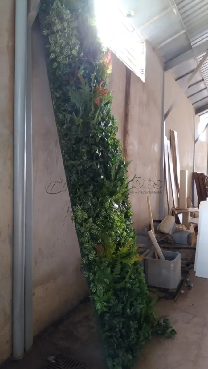LOTE 427 - 01 PAINEL DECORADO COM PLANTAS ARTIFICIAIS