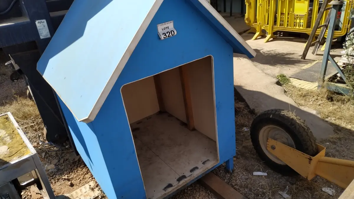 01 CASA DE CACHORRO EM MADEIRA. (NO ESTADO) ATENÇÃO! FAZER A VISITAÇÃO ANTES DE ARREMATAR, NÃO SABEMOS SE FUNCIONA. LEILÃO NÃO TEM GARANTIA E NEM DEVOLUÇÃO, SUJEITO A POSSÍVEIS AVARIAS VISÍVEIS/OCULTAS E/OU AUSÊNCIA DE COMPONENTES.